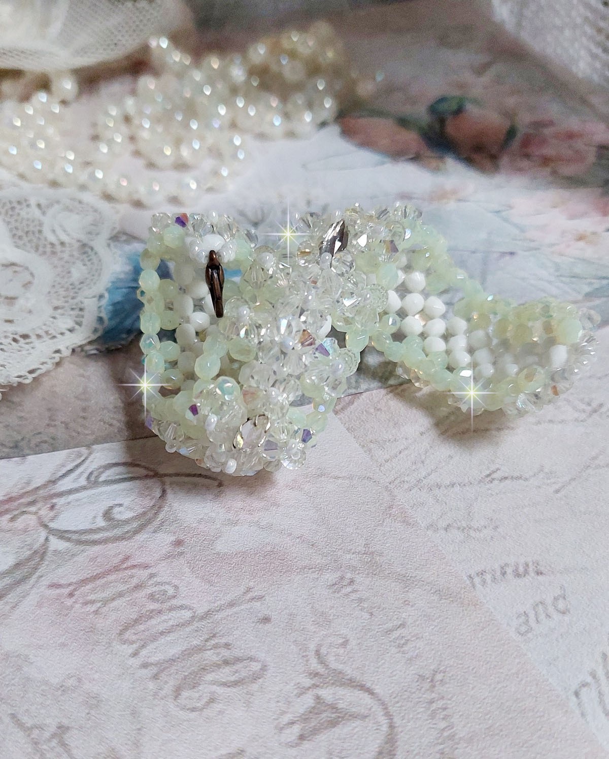 Venus armbånd med Swarovski krystallspinnere og ugjennomsiktige hvite bohemske glassfasetter