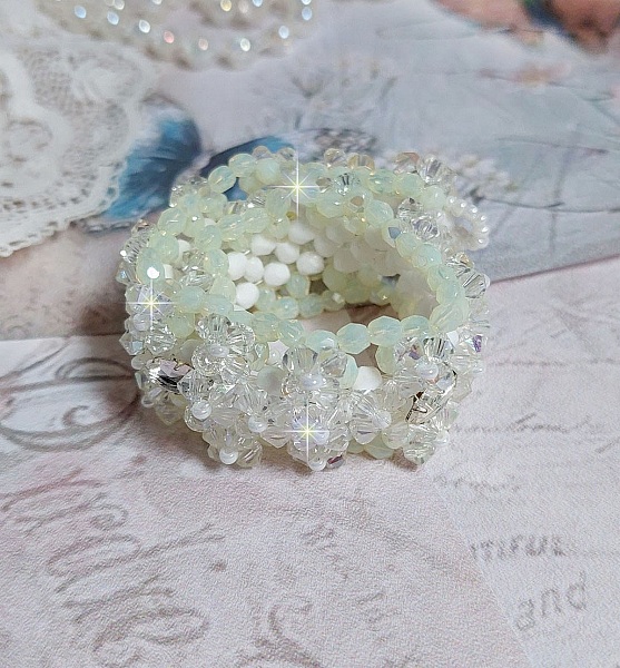 Venus armb&aring;nd med Swarovski krystallspinnere og ugjennomsiktige hvite bohemske glassfasetter