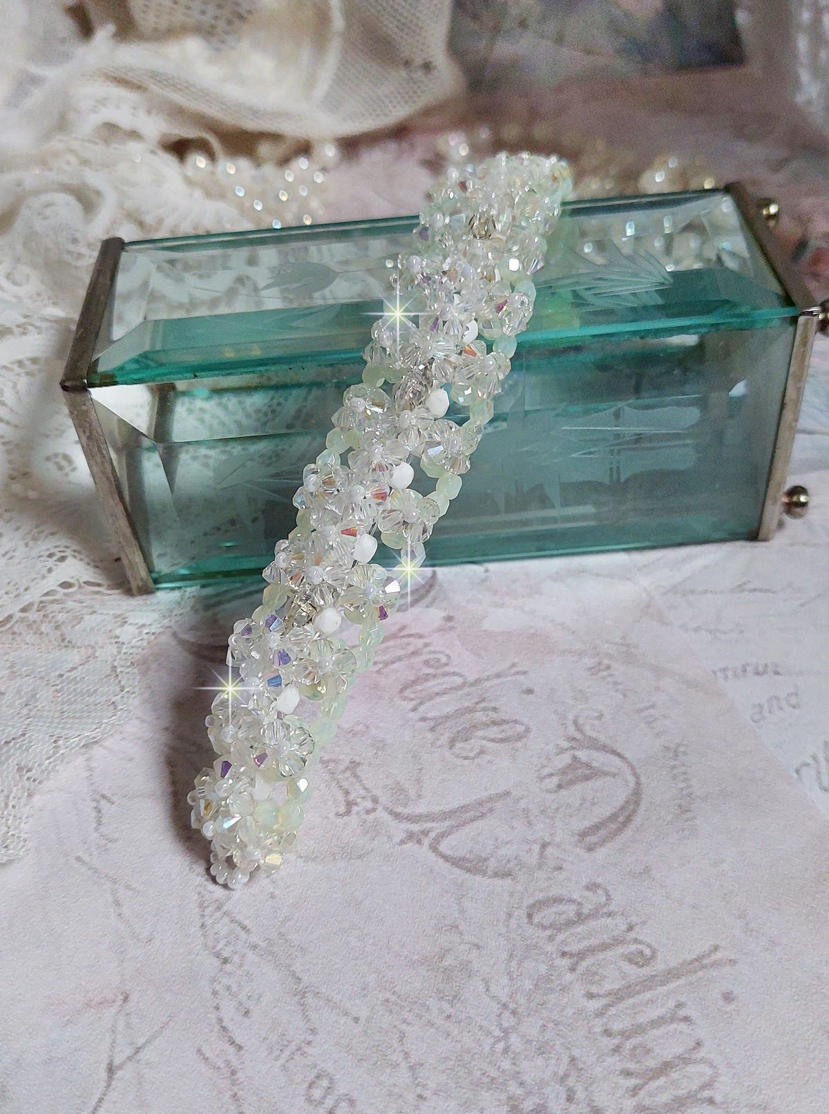 Venus armbånd med Swarovski krystallspinnere og ugjennomsiktige hvite bohemske glassfasetter