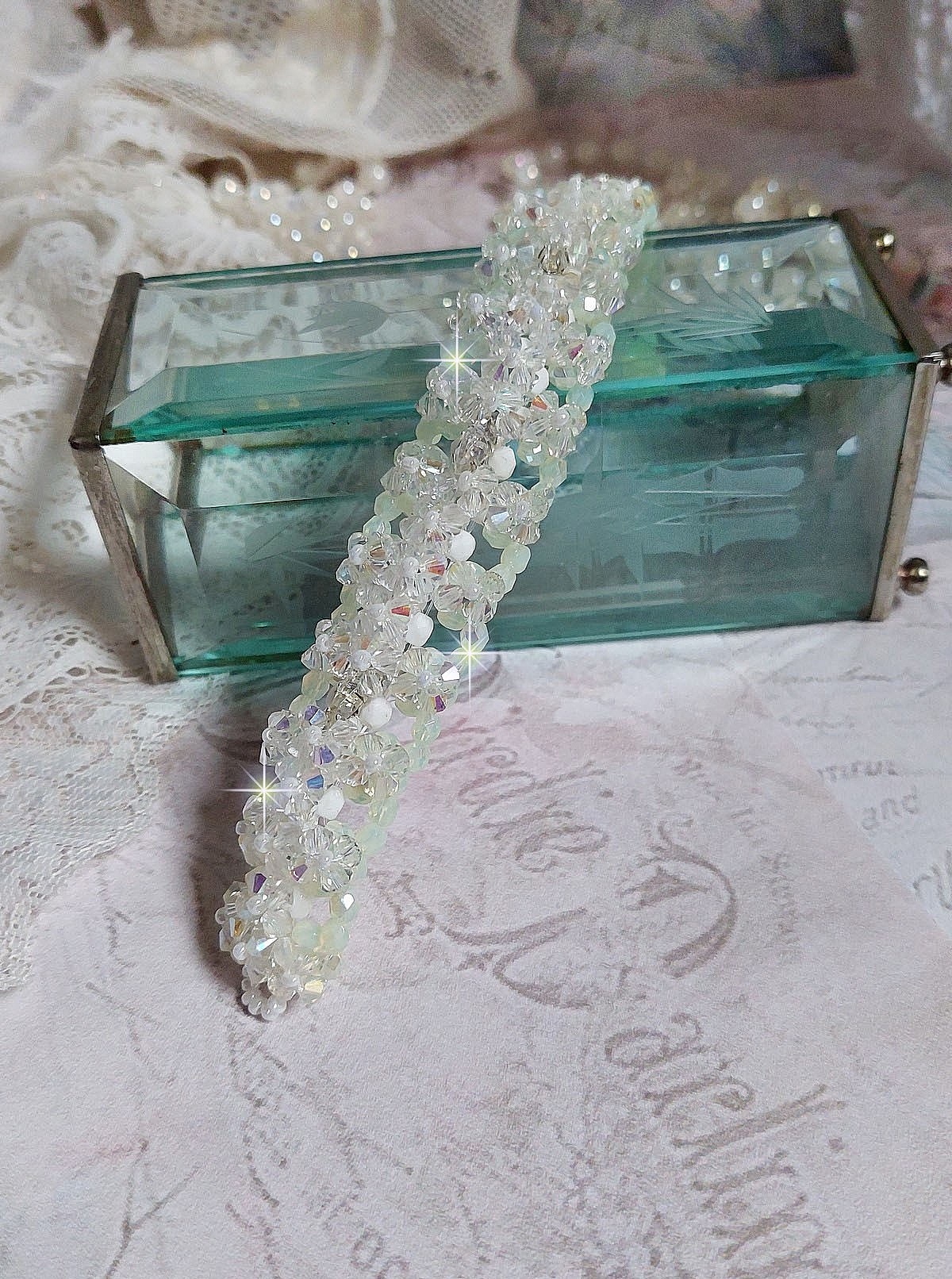 Venus armb&aring;nd med Swarovski krystallspinnere og ugjennomsiktige hvite bohemske glassfasetter