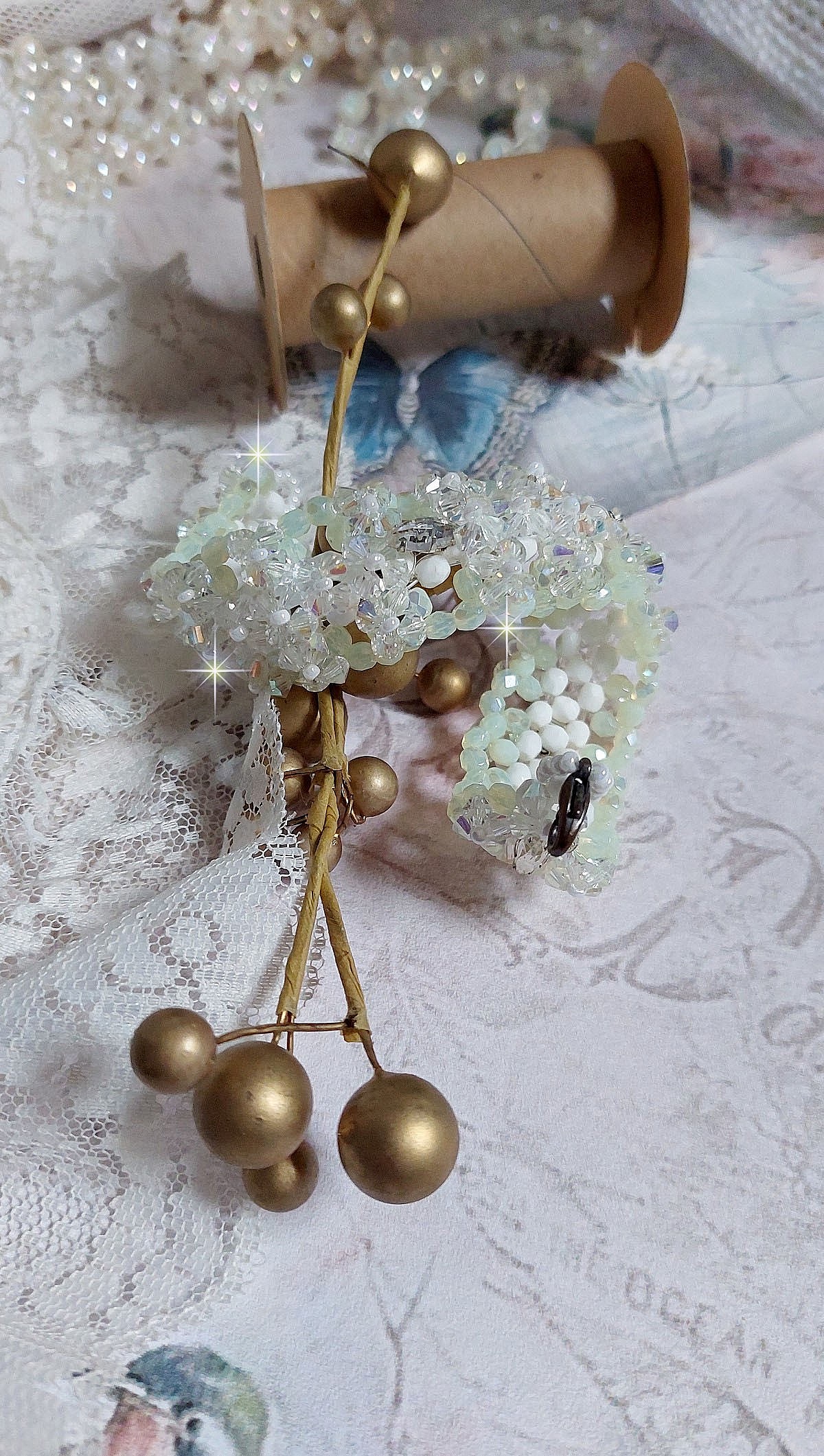 Venus armb&aring;nd med Swarovski krystallspinnere og ugjennomsiktige hvite bohemske glassfasetter