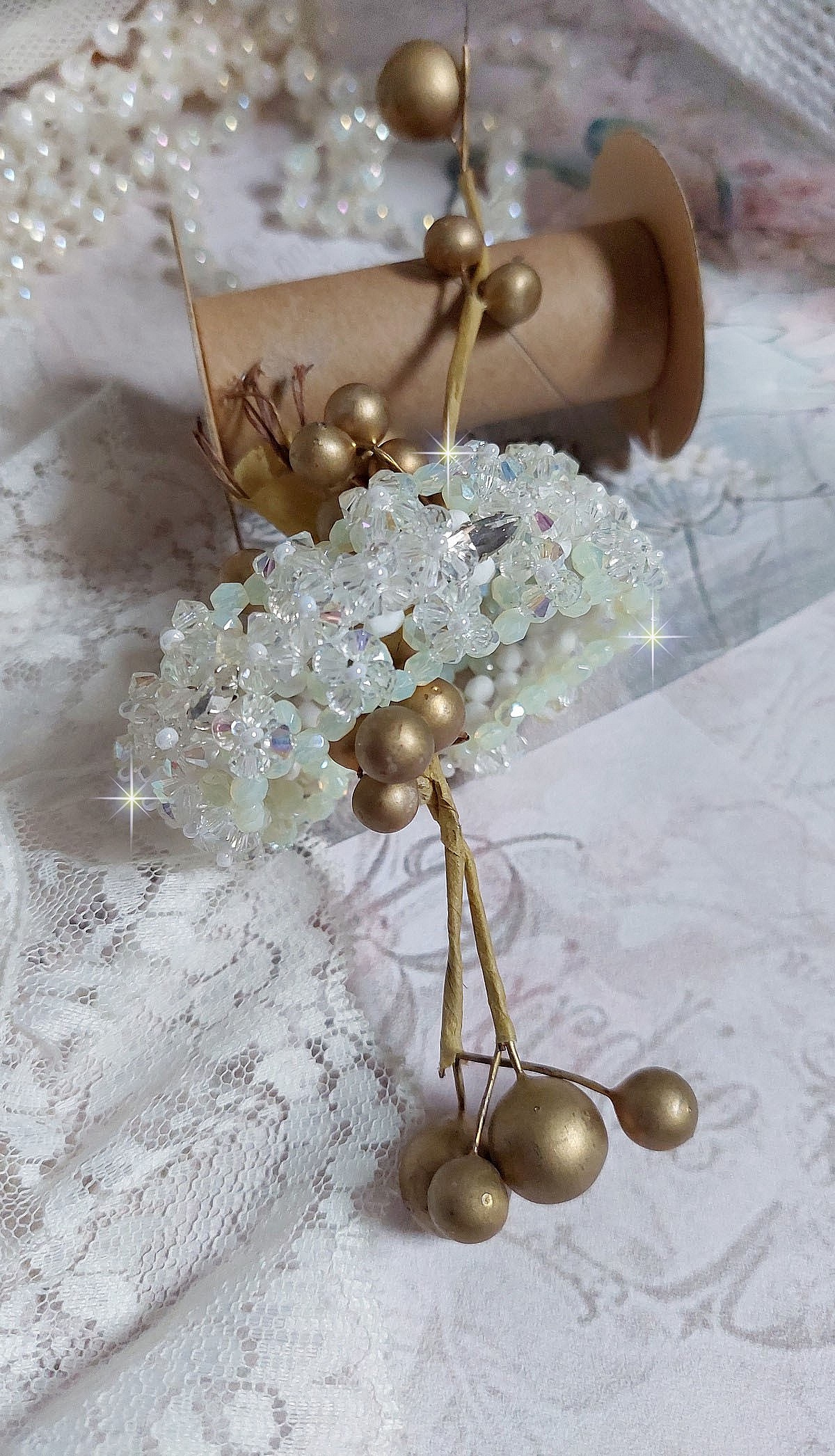 Venus armb&aring;nd med Swarovski krystallspinnere og ugjennomsiktige hvite bohemske glassfasetter