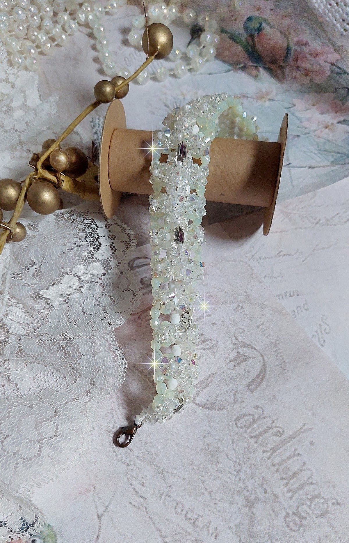 Venus armb&aring;nd med Swarovski krystallspinnere og ugjennomsiktige hvite bohemske glassfasetter