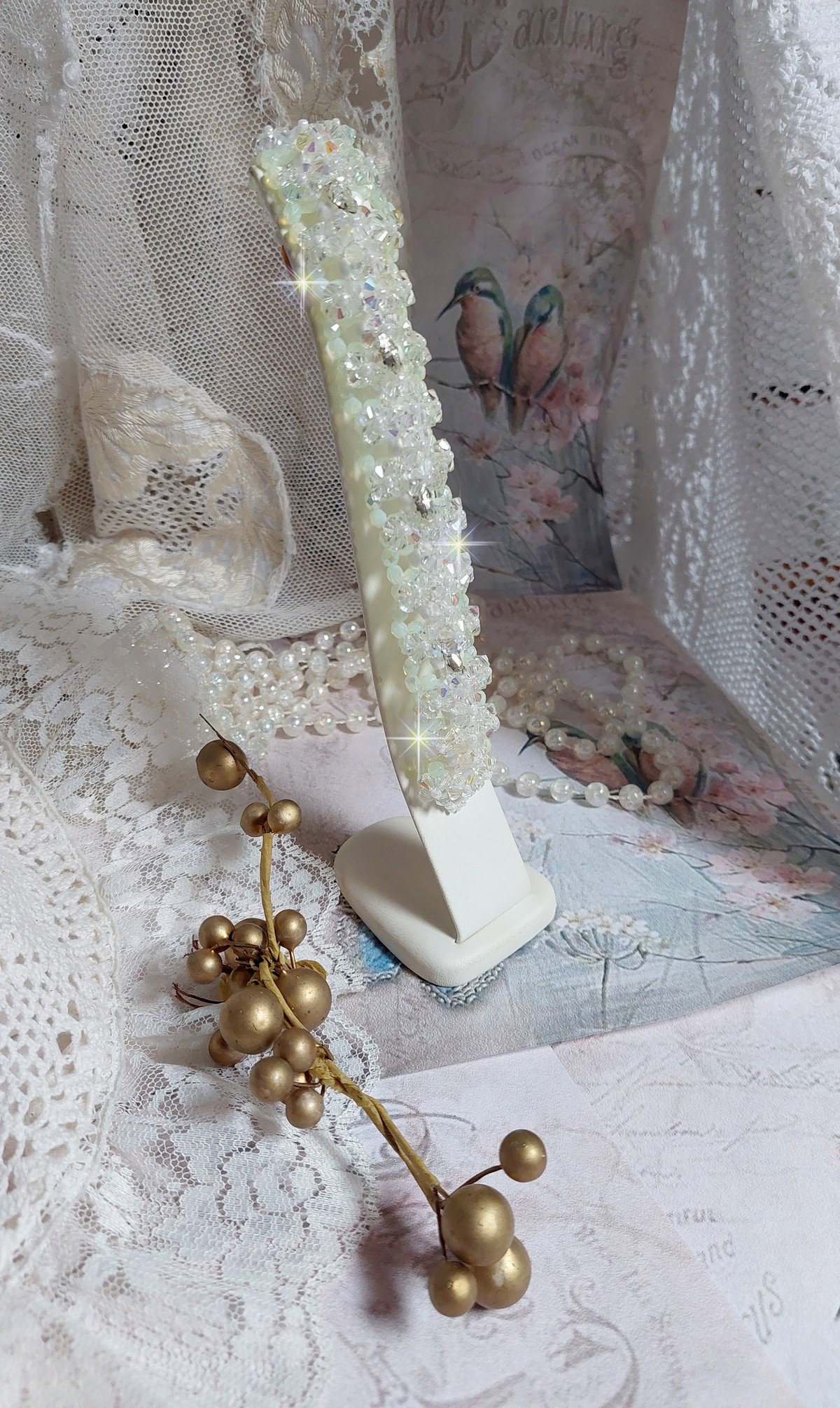 Venus armbånd med Swarovski krystallspinnere og ugjennomsiktige hvite bohemske glassfasetter