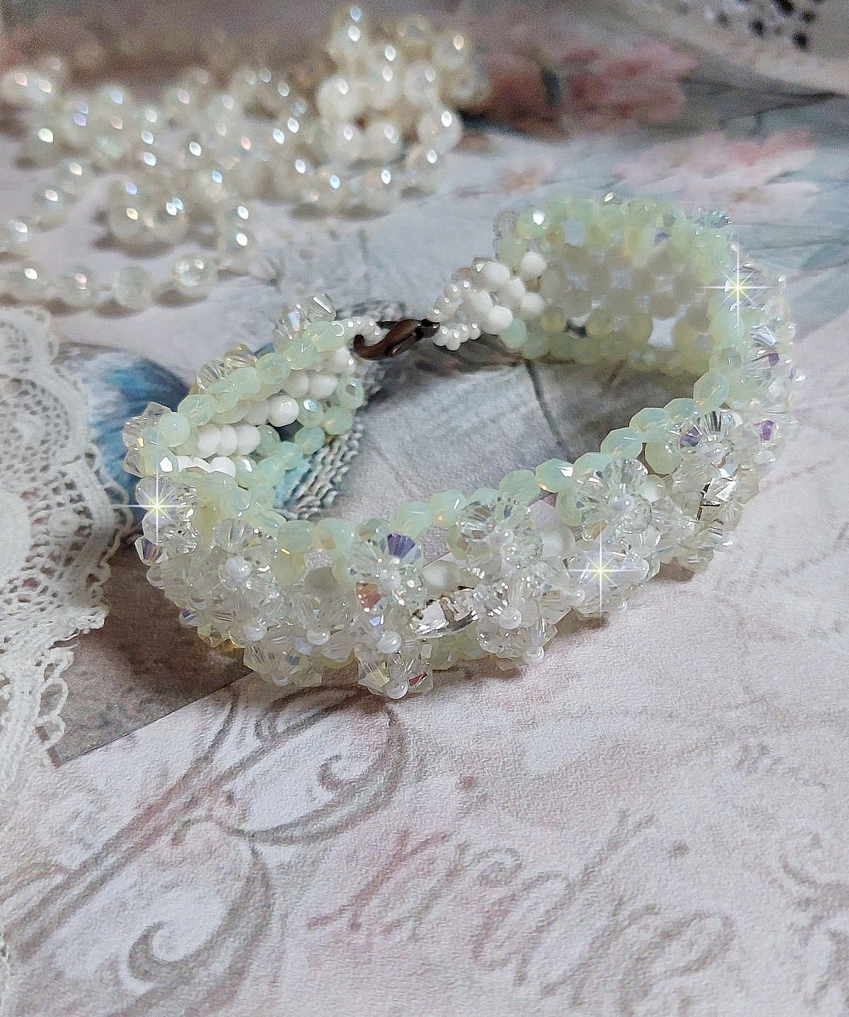 Venus armb&aring;nd med Swarovski krystallspinnere og ugjennomsiktige hvite bohemske glassfasetter