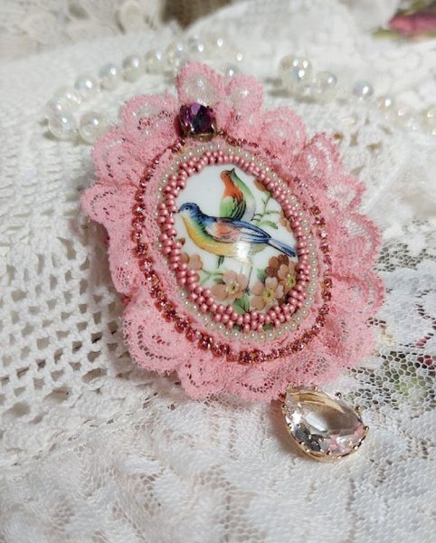 Broche Amour d&rsquo;oiseaux brod&eacute;e avec cabochon porcelaine de limoge, perle cristal, dentelle et pendentif cristal de verre