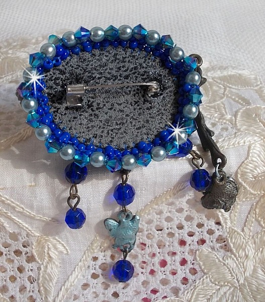 Broche Ang&eacute;line baroque tr&egrave;s ancienne relook&eacute;e sur une broderie avec un tr&egrave;s ancien cabochon en verre, des roses en r&eacute;sine et des rocailles