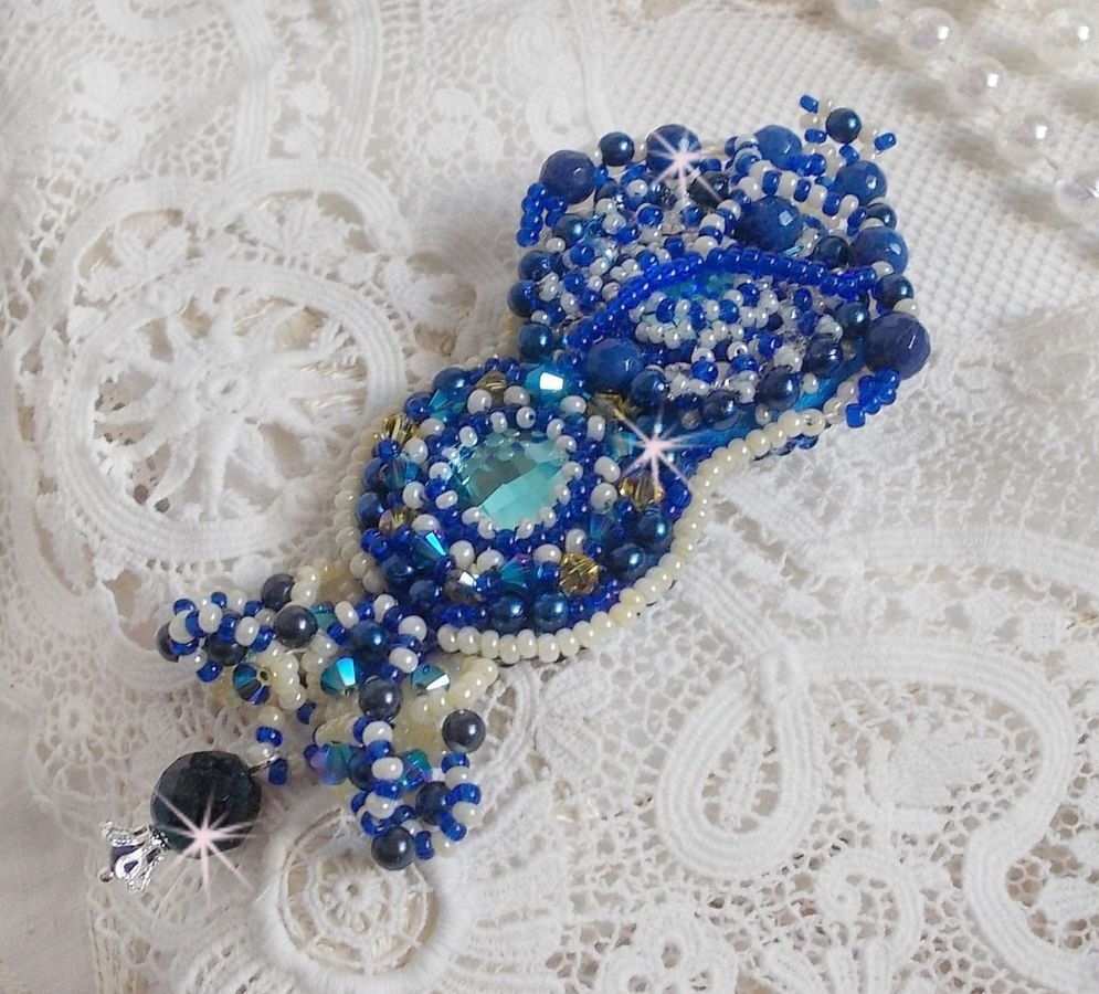 Blue Palace Haute-Couture brosje brodert med Swarovski-krystaller, runde perleperler, bohemske glassfasetter og frøperler