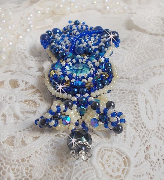 Blue Palace Haute-Couture brosje brodert med Swarovski-krystaller, runde perleperler, bohemske glassfasetter og fr&oslash;perler