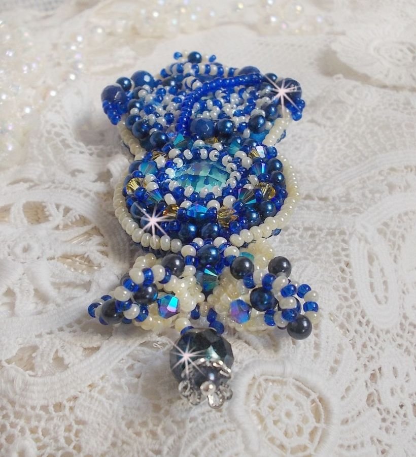 Blue Palace Haute-Couture brosje brodert med Swarovski-krystaller, runde perleperler, bohemske glassfasetter og frøperler