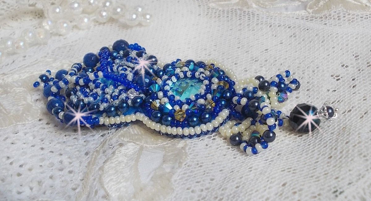 Blue Palace Haute-Couture brosje brodert med Swarovski-krystaller, runde perleperler, bohemske glassfasetter og frøperler