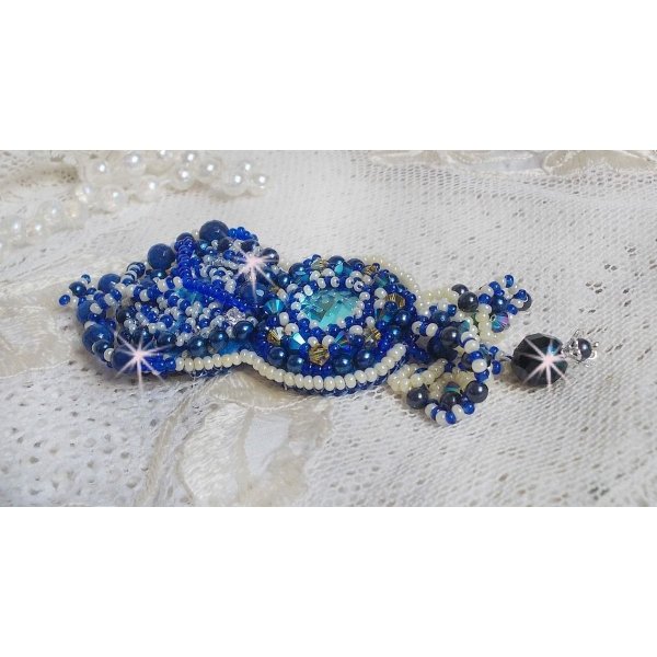 Blue Palace Haute-Couture brosje brodert med Swarovski-krystaller, runde perleperler, bohemske glassfasetter og frøperler