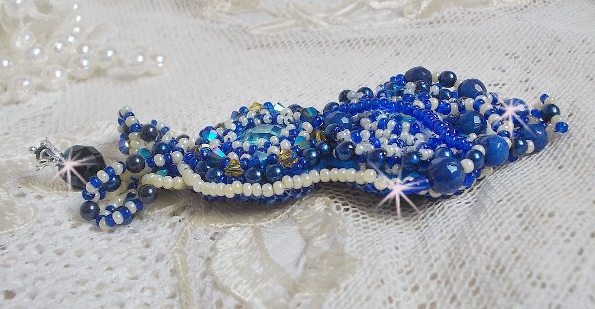 Blue Palace Haute-Couture brosje brodert med Swarovski-krystaller, runde perleperler, bohemske glassfasetter og frøperler