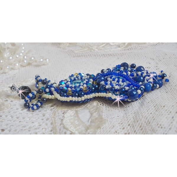 Blue Palace Haute-Couture brosje brodert med Swarovski-krystaller, runde perleperler, bohemske glassfasetter og frøperler