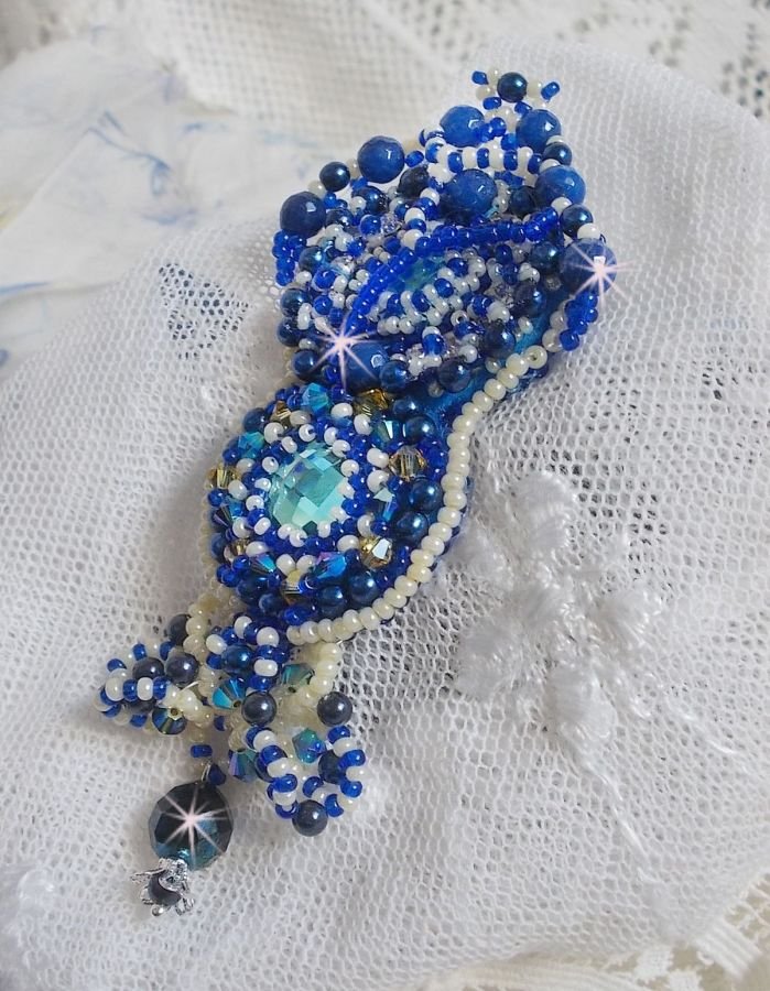 Blue Palace Haute-Couture brosje brodert med Swarovski-krystaller, runde perleperler, bohemske glassfasetter og frøperler