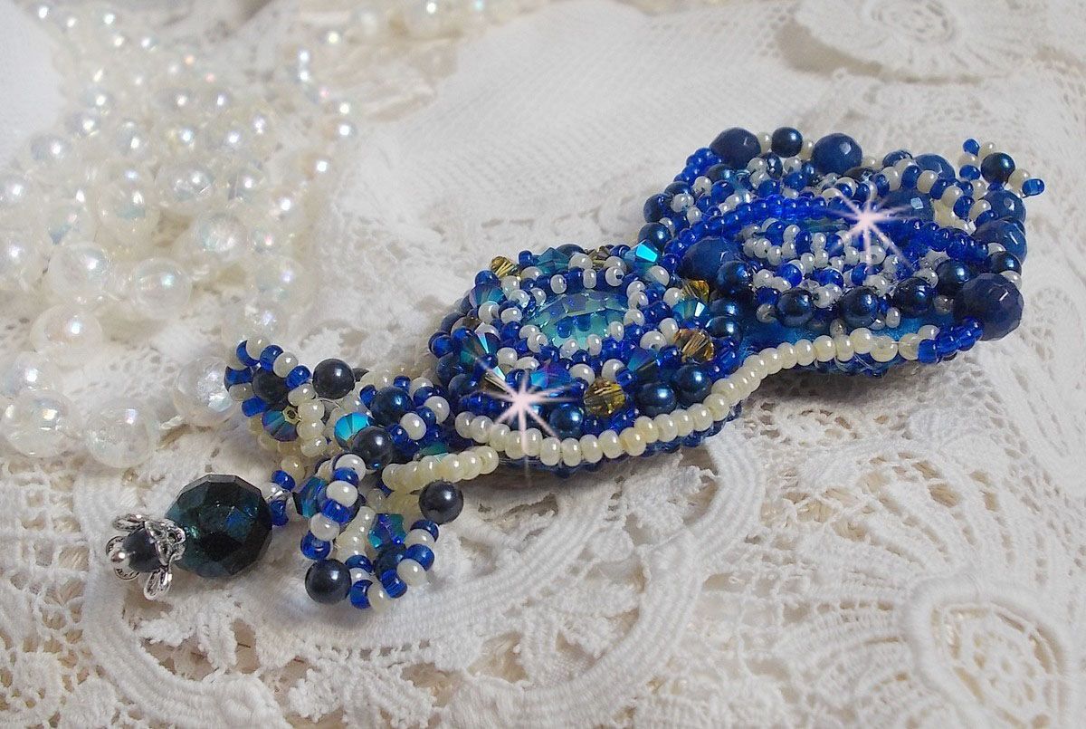 Blue Palace Haute-Couture brosje brodert med Swarovski-krystaller, runde perleperler, bohemske glassfasetter og frøperler