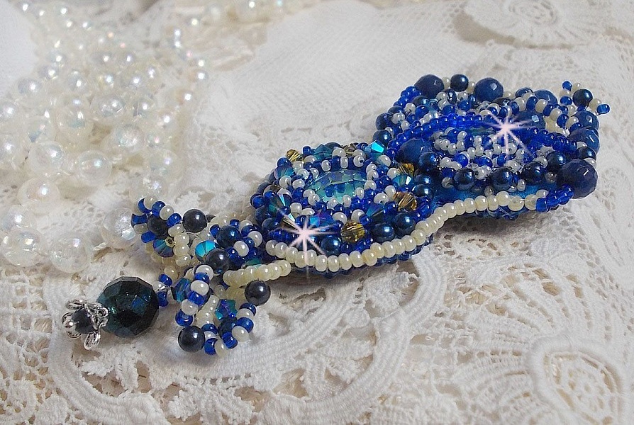 Blue Palace Haute-Couture brosje brodert med Swarovski-krystaller, runde perleperler, bohemske glassfasetter og fr&oslash;perler