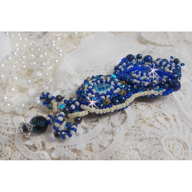 Blue Palace Haute-Couture brosje brodert med Swarovski-krystaller, runde perleperler, bohemske glassfasetter og frøperler