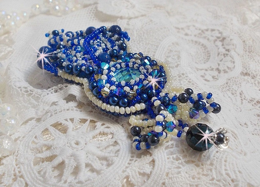 Blue Palace Haute-Couture brosje brodert med Swarovski-krystaller, runde perleperler, bohemske glassfasetter og fr&oslash;perler