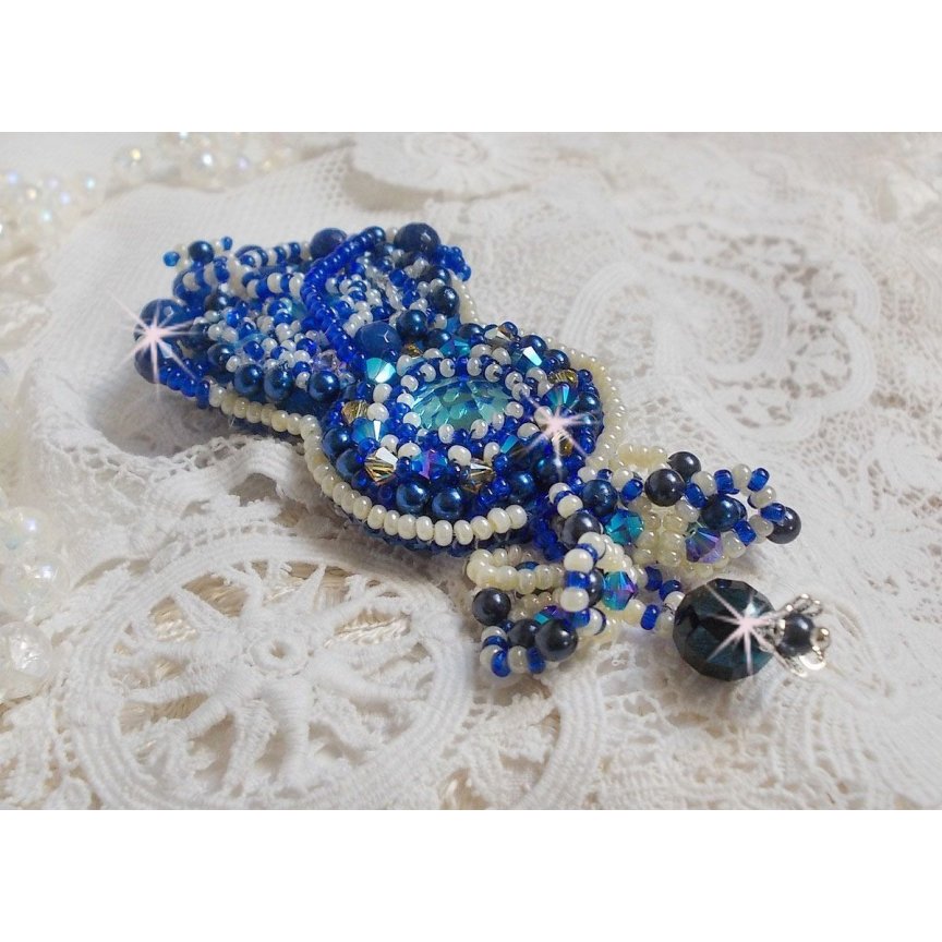 Blue Palace Haute-Couture brosje brodert med Swarovski-krystaller, runde perleperler, bohemske glassfasetter og frøperler