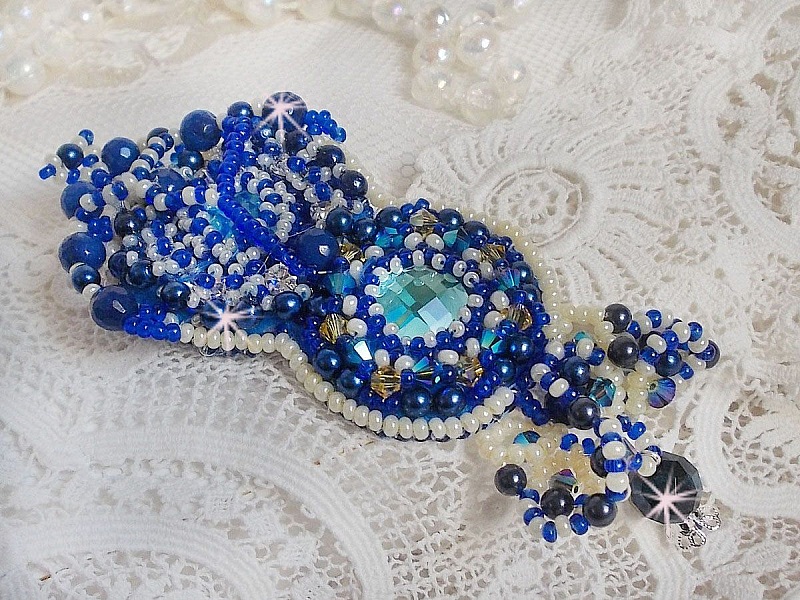 Blue Palace Haute-Couture brosje brodert med Swarovski-krystaller, runde perleperler, bohemske glassfasetter og fr&oslash;perler