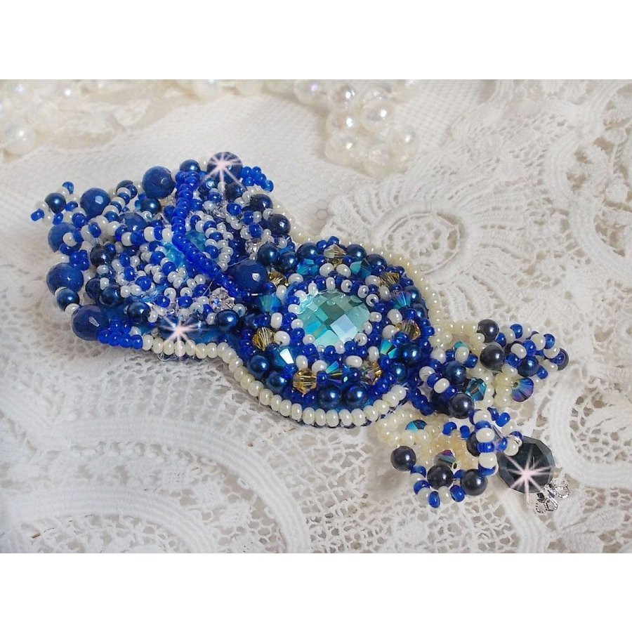 Blue Palace Haute-Couture brosje brodert med Swarovski-krystaller, runde perleperler, bohemske glassfasetter og frøperler