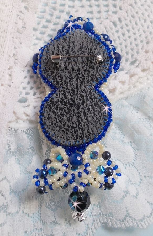 Blue Palace Haute-Couture brosje brodert med Swarovski-krystaller, runde perleperler, bohemske glassfasetter og frøperler
