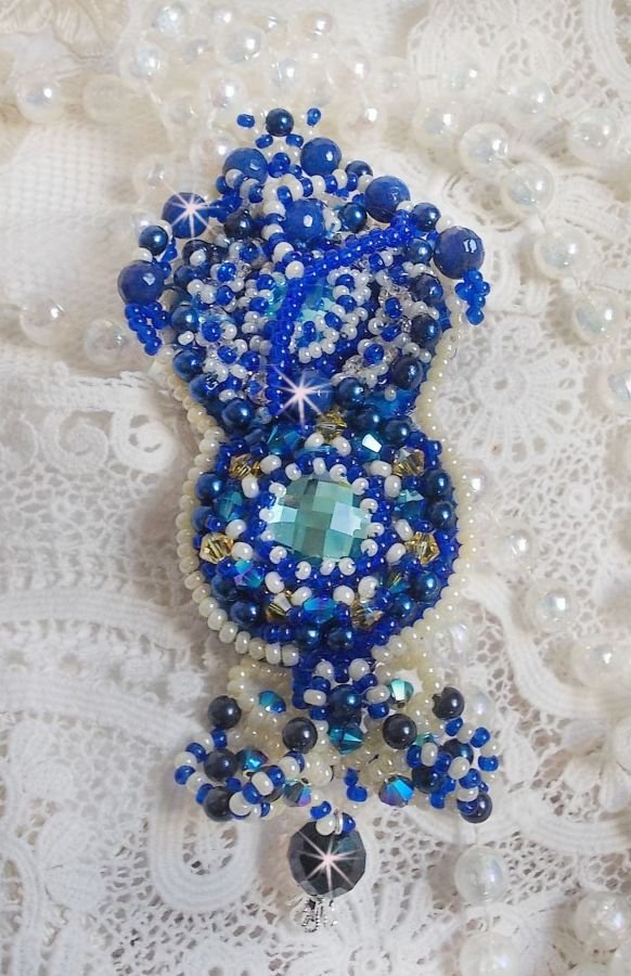 Blue Palace Haute-Couture brosje brodert med Swarovski-krystaller, runde perleperler, bohemske glassfasetter og frøperler