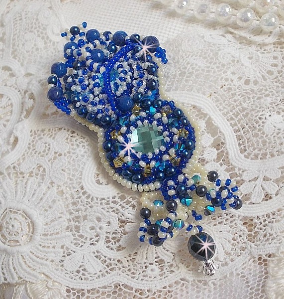 Blue Palace Haute-Couture brosje brodert med Swarovski-krystaller, runde perleperler, bohemske glassfasetter og fr&oslash;perler