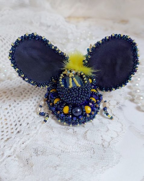 Broche Cara Royal Soleil, brod&eacute;e avec perles d&rsquo;eau douce, sequins, verre, strass et cristaux de swarovski