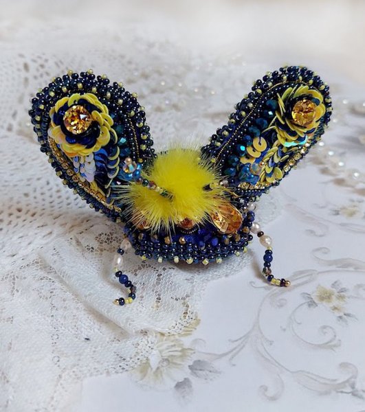 Broche Cara Royal Soleil, brod&eacute;e avec perles d&rsquo;eau douce, sequins, verre, strass et cristaux de swarovski