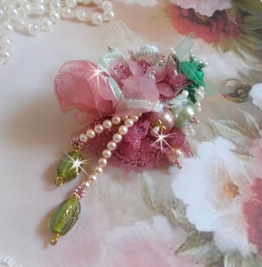 Soft Powdered brosje laget med blonder, organzabånd, Swarovski-perler, glassperler og frøperler 
