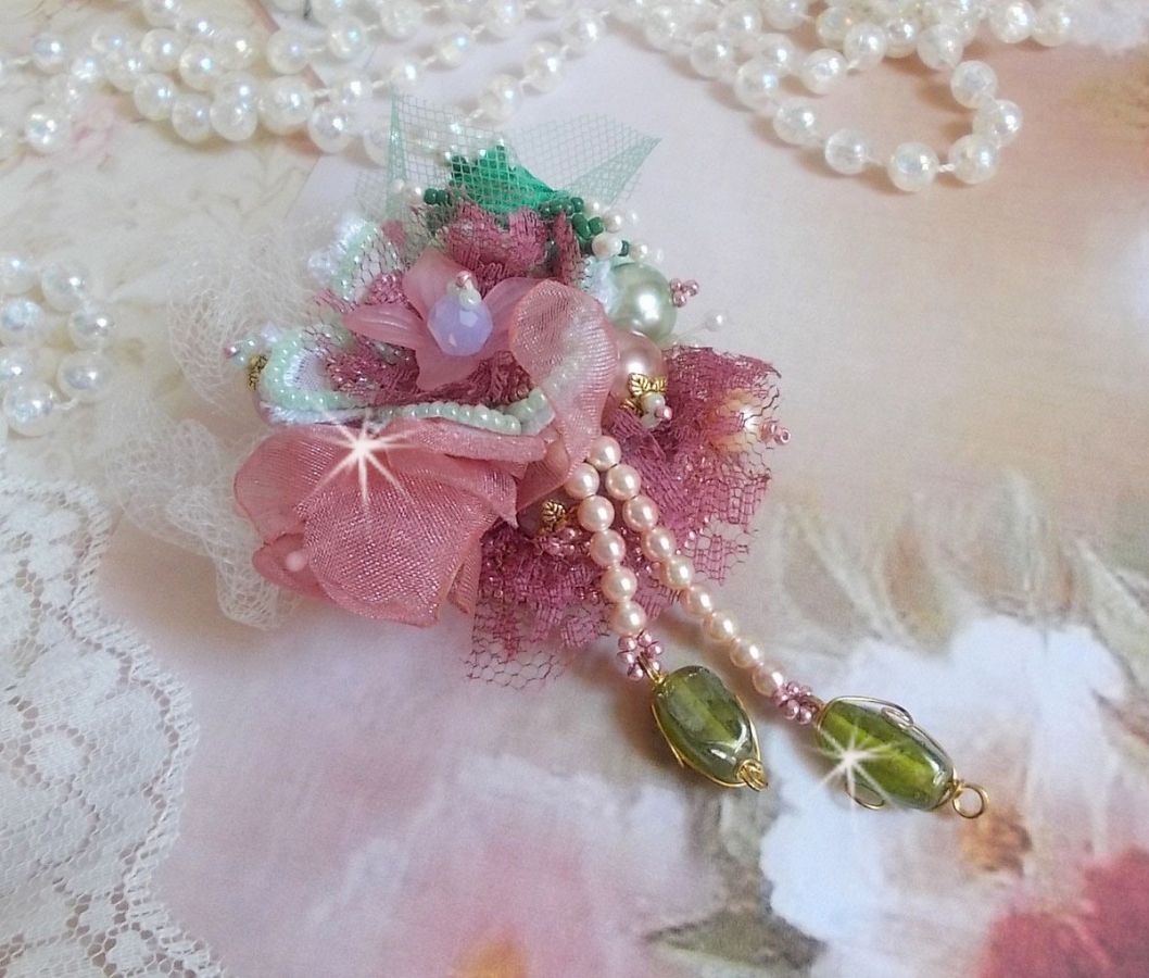 Soft Powdered brosje laget med blonder, organzabånd, Swarovski-perler, glassperler og frøperler 