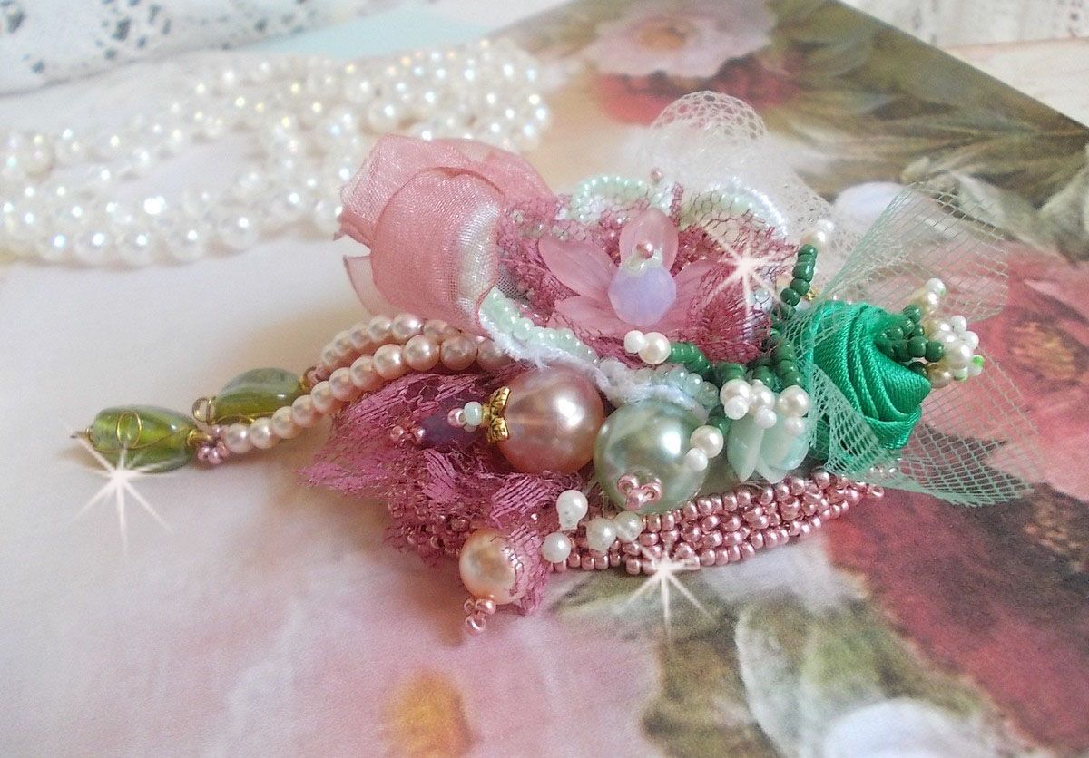 Soft Powdered brosje laget med blonder, organzabånd, Swarovski-perler, glassperler og frøperler 