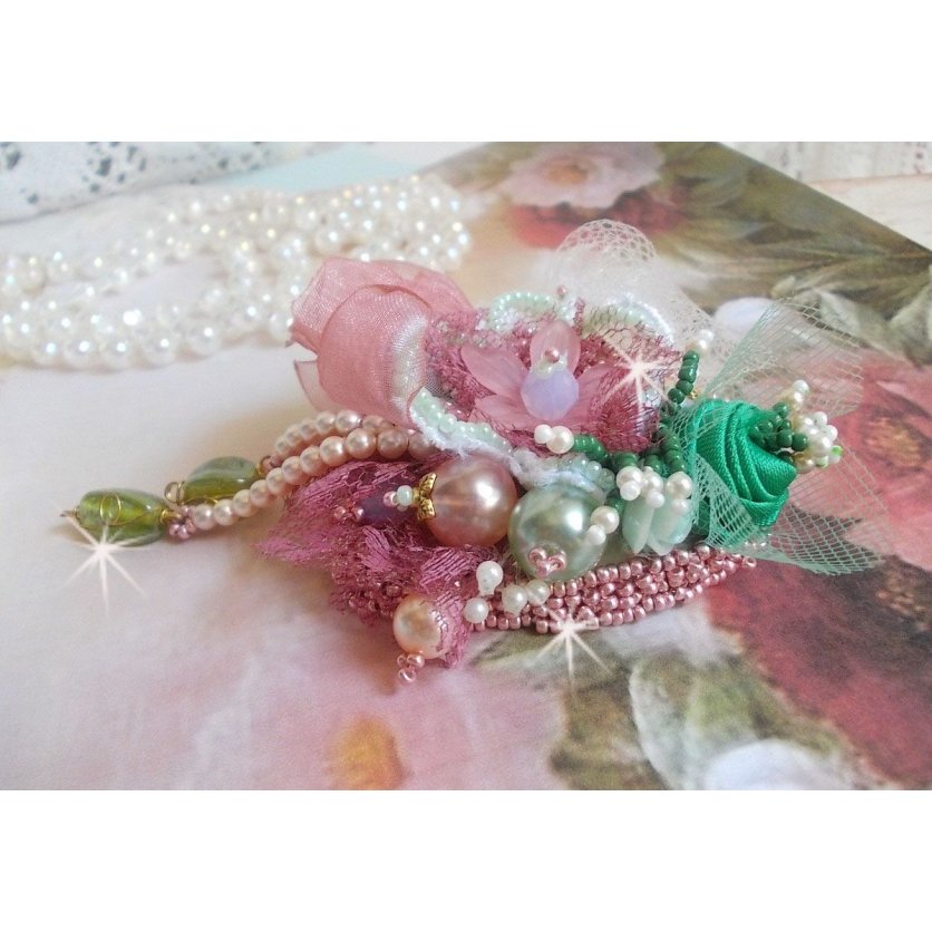 Soft Powdered brosje laget med blonder, organzabånd, Swarovski-perler, glassperler og frøperler 