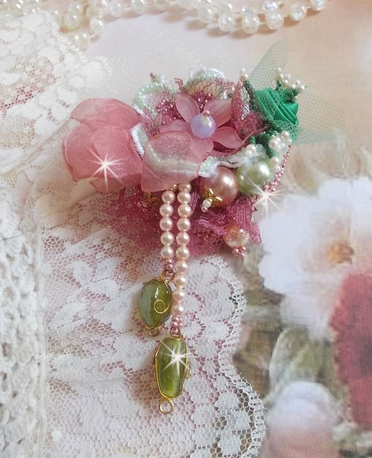Soft Powdered brosje laget med blonder, organzabånd, Swarovski-perler, glassperler og frøperler 