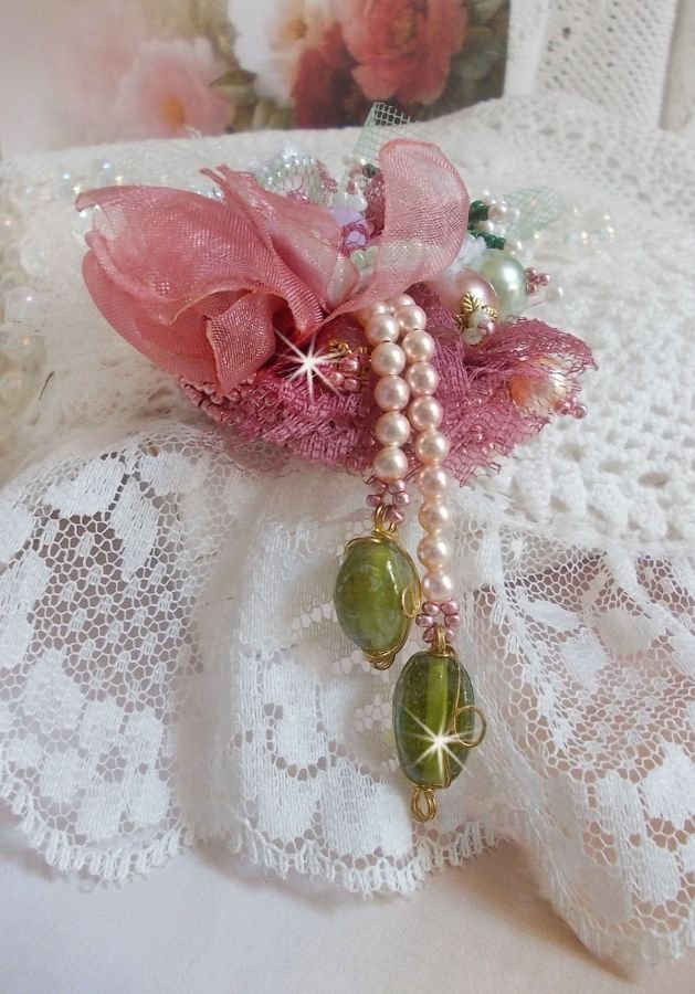 Soft Powdered brosje laget med blonder, organzabånd, Swarovski-perler, glassperler og frøperler 