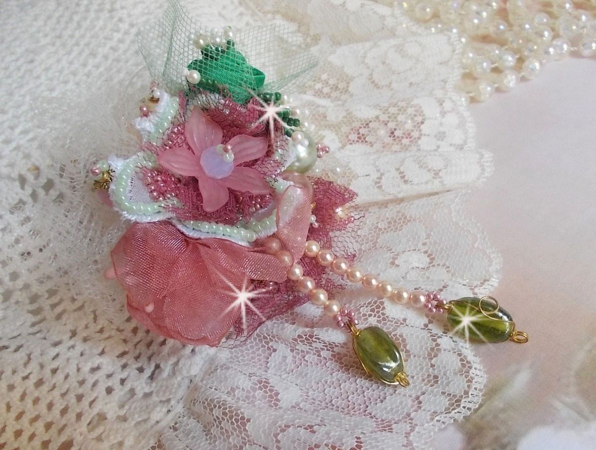 Soft Powdered brosje laget med blonder, organzabånd, Swarovski-perler, glassperler og frøperler 