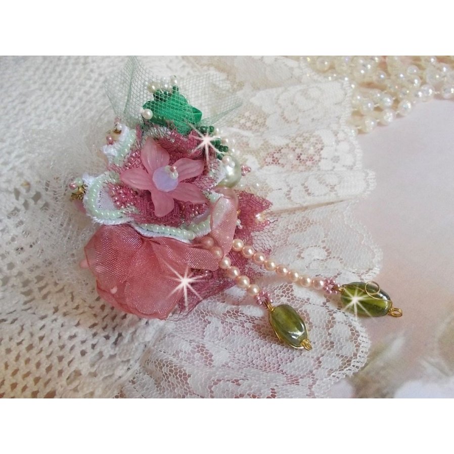 Soft Powdered brosje laget med blonder, organzabånd, Swarovski-perler, glassperler og frøperler 