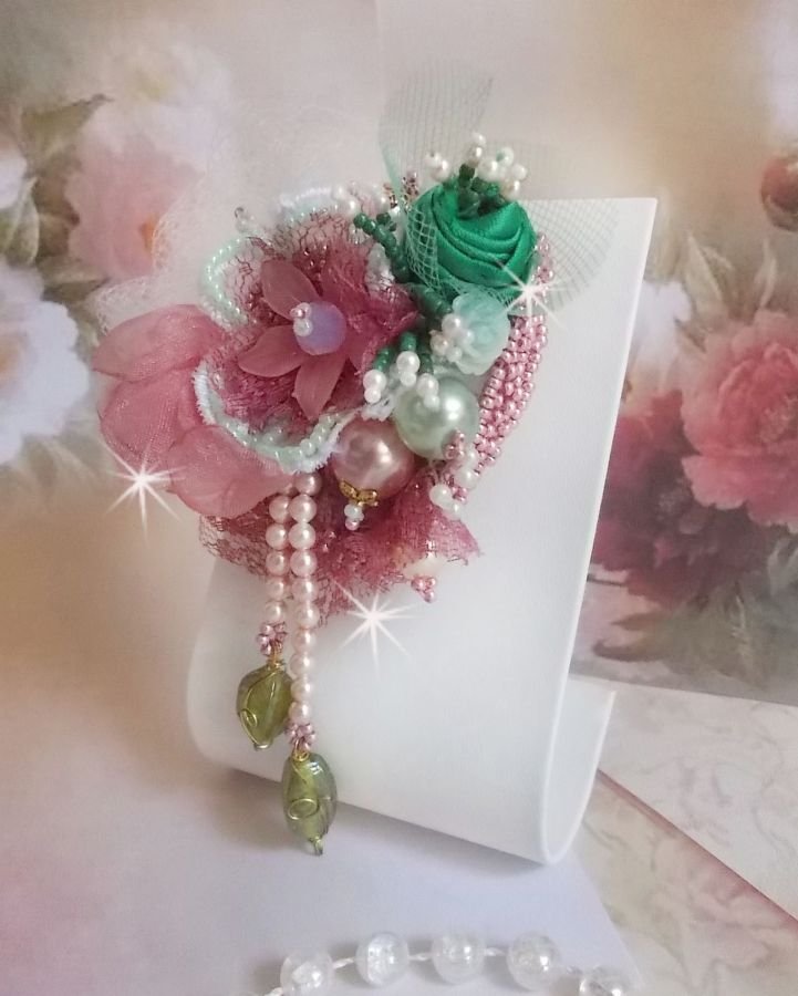 Soft Powdered brosje laget med blonder, organzabånd, Swarovski-perler, glassperler og frøperler 