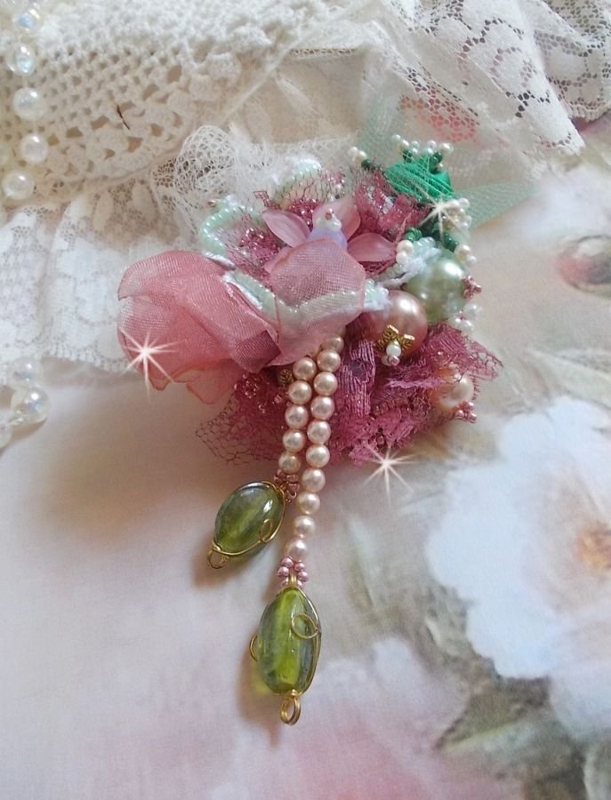 Soft Powdered brosje laget med blonder, organzabånd, Swarovski-perler, glassperler og frøperler 
