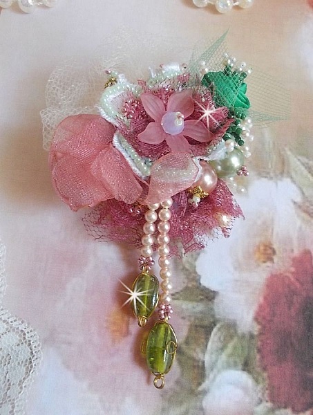 Soft Powdered brosje laget med blonder, organzab&aring;nd, Swarovski-perler, glassperler og fr&oslash;perler 