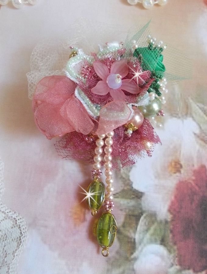 Soft Powdered brosje laget med blonder, organzabånd, Swarovski-perler, glassperler og frøperler 
