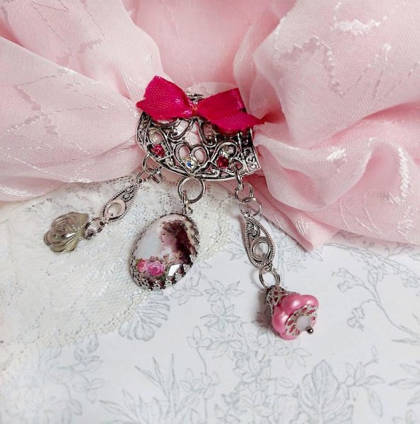 Broche Luna cr&eacute;&eacute;e avec cabochon et clochette verre, pendentifs arabesques m&eacute;tal et perles cristal Swarovski