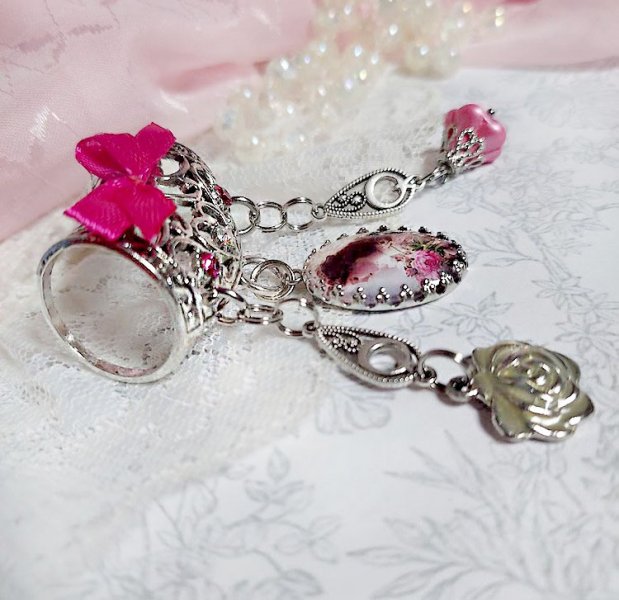 Broche Luna cr&eacute;&eacute;e avec cabochon et clochette verre, pendentifs arabesques m&eacute;tal et perles cristal Swarovski