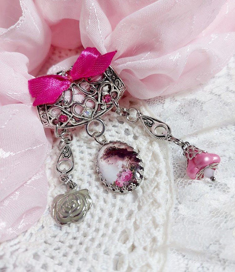 Broche Luna cr&eacute;&eacute;e avec cabochon et clochette verre, pendentifs arabesques m&eacute;tal et perles cristal Swarovski