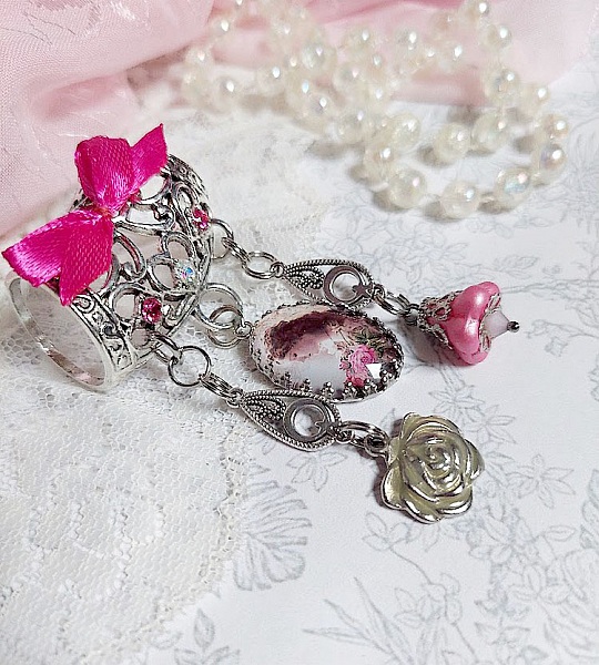 Broche Luna cr&eacute;&eacute;e avec cabochon et clochette verre, pendentifs arabesques m&eacute;tal et perles cristal Swarovski