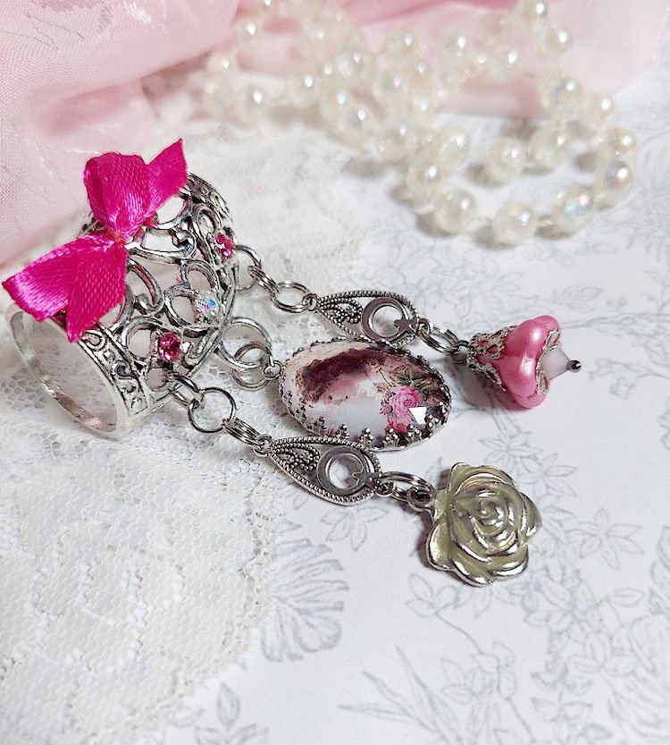 Broche Luna cr&eacute;&eacute;e avec cabochon et clochette verre, pendentifs arabesques m&eacute;tal et perles cristal Swarovski