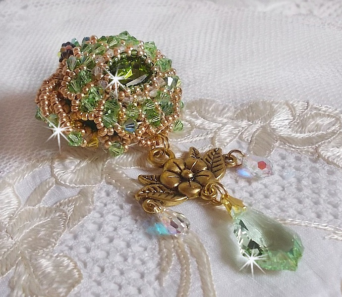Broche Garden Party brod&eacute;e avec des cristaux de Swarovski, un cabochon vert Olivine en verre de boh&egrave;me des ann&eacute;es 1960 et des rocailles