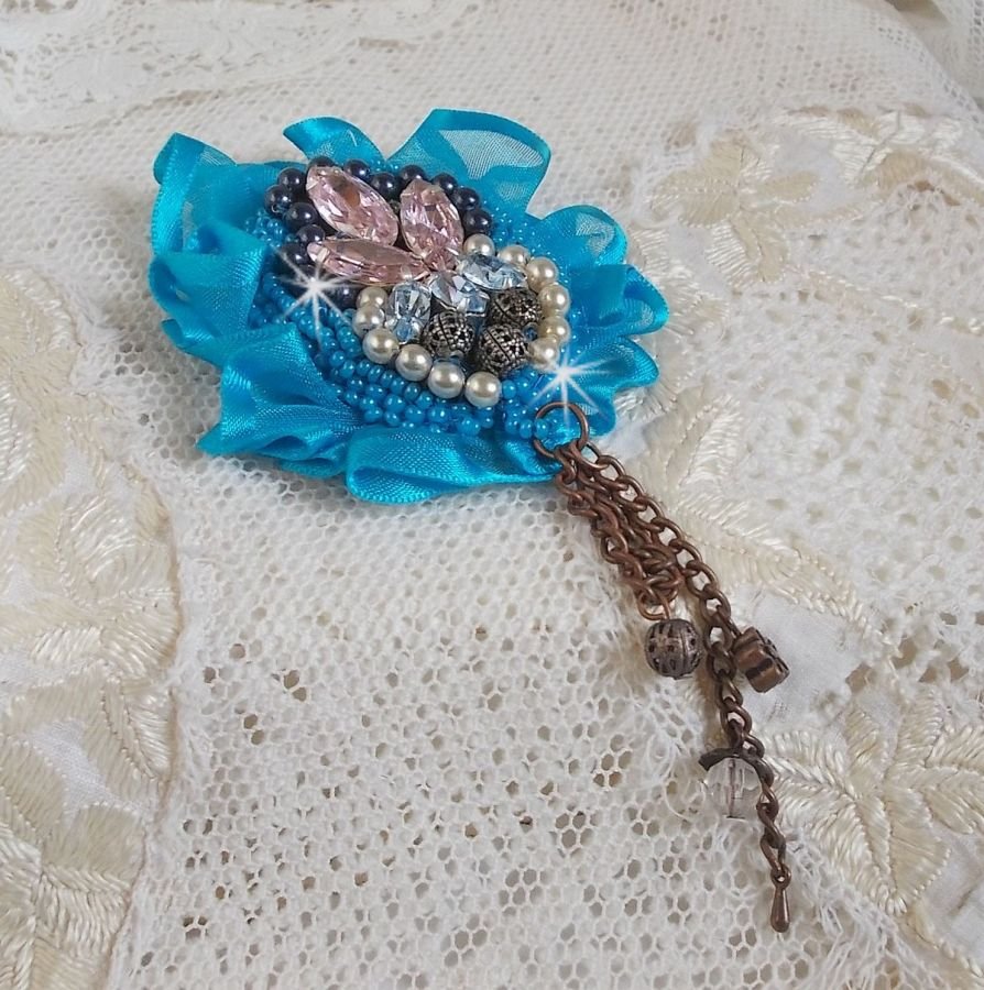 Belle Epoque Haute-Couture brosje er brodert med Swarovski-krystaller, runde perler, charms, bånd og frø perler